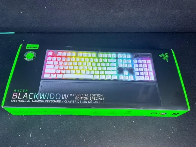 Teclado Mecânico Gamer Razer BlackWidow V3, Chroma RGB, Switch Green, Edição Especial