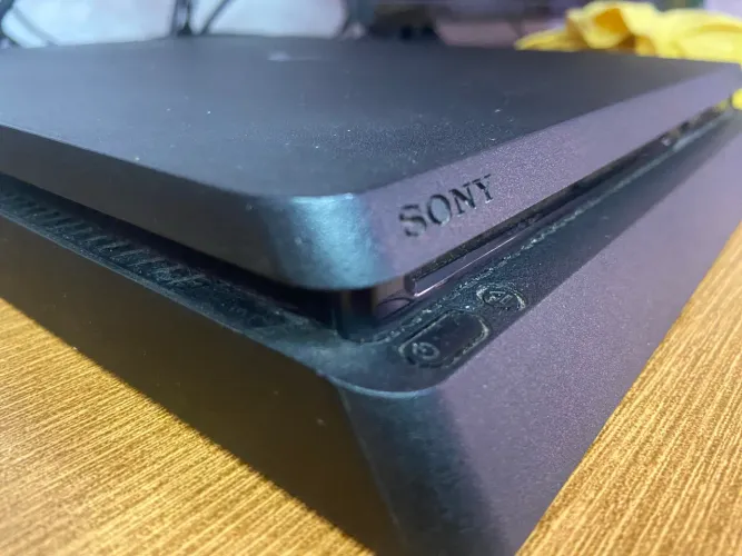 Ps4 slim com um controle e dois jogos