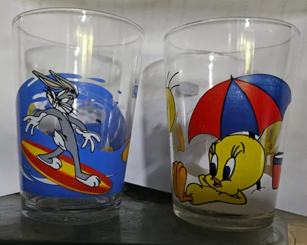 Copos Colecionáveis Danone / Warner Bros. 1999 - Looney Tunes<br>2<br>R$ 45-60<br>R$ 90-120