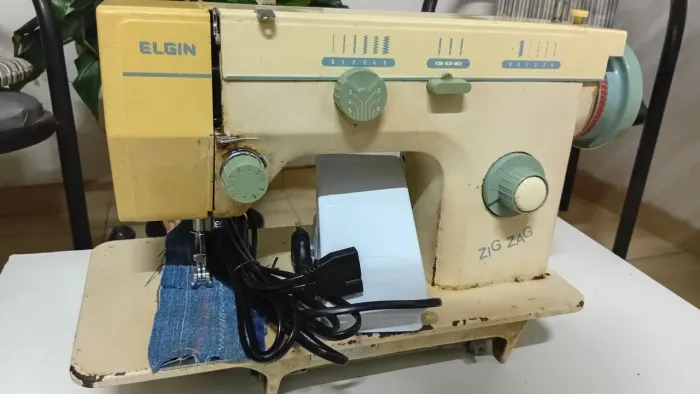 Máquina de costura à venda!?