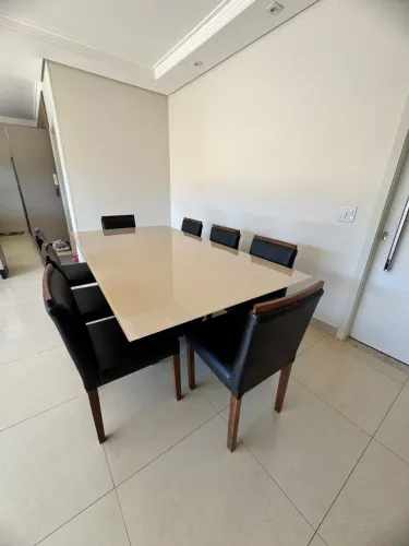 Mesa e cadeiras ,tampo vidro,pé fórmica preto brilhante,8 cadeiras madeira 