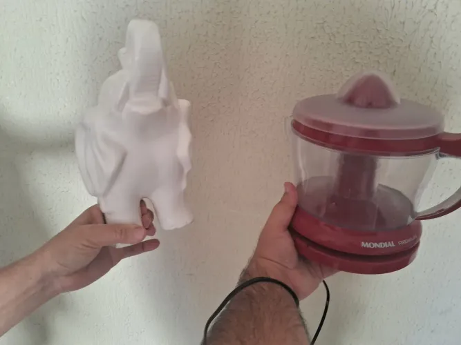 KIT EXPREMEDOR DE LARANJA + ELEFANTE DE LOUÇA PARA ENFEITE EM OTIMO ESTADO DE CONSERVAÇÃO