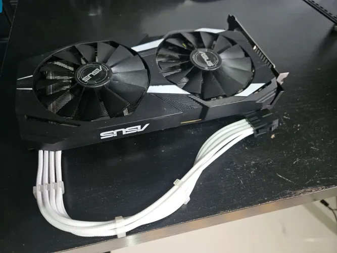 ? PLACA DE VÍDEO ASUS RADEON RX 580 8GB (2048SP) - IMPECÁVEL + CABOS SLEEVED BRANCOS!