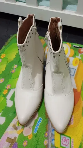 Bota branca nova