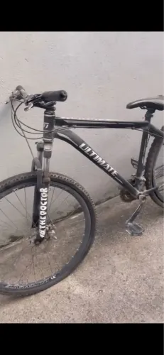 Vendo bike aro 29, valor 600 tem cnvs, defeito só tá suja e camandiar traseira furada