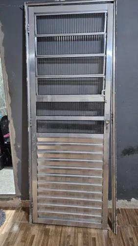 Porta de alumínio para cozinha com batente