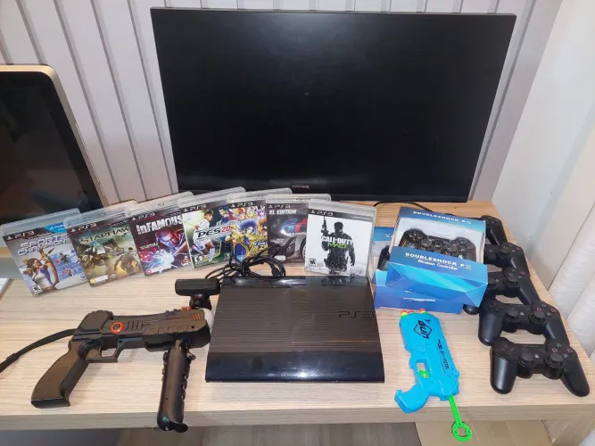Ps3 super Slim 250g. + kit move, pistola. 6 controles leia a descrição. 