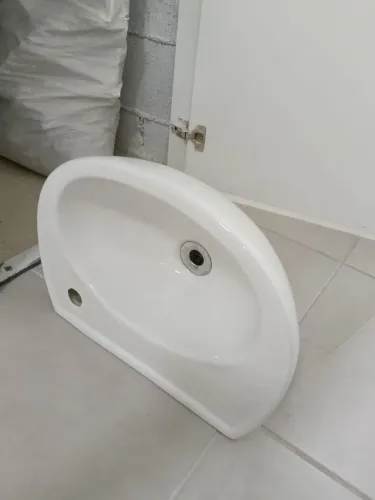 Lavatório de banheiro, louça branca