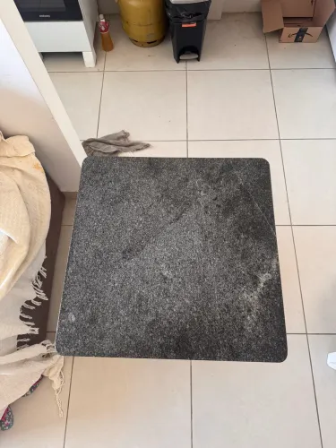 Mesa de granito sem cadeiras