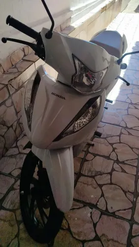 Honda Ex 2025 única dona moto nova. Sem detalhes de uso