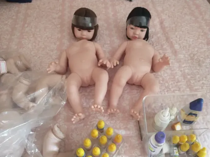 2 moldes de Bebê Reborn (menina), com cabelo implantado.