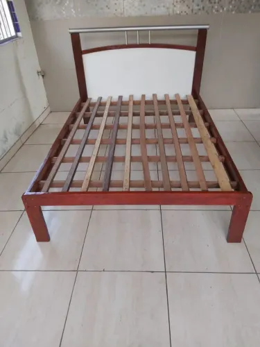 Cama de casal de madeira
