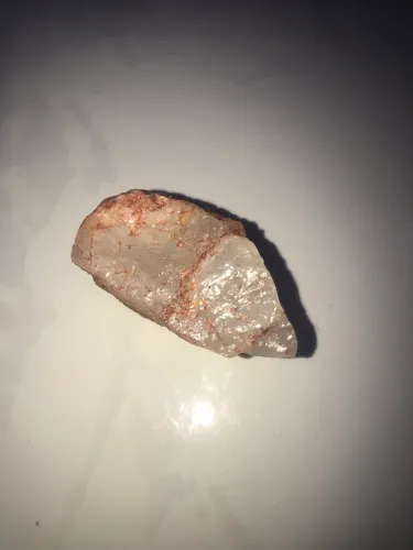 quartzo leitoso com óxido de ferro