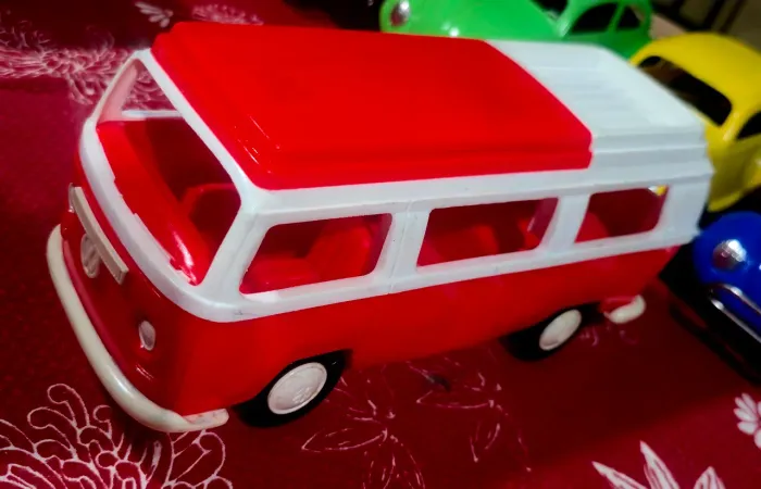 Antiga kombi em plástico anos 80