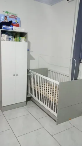 Vendo berço e roupeiro de bebê 