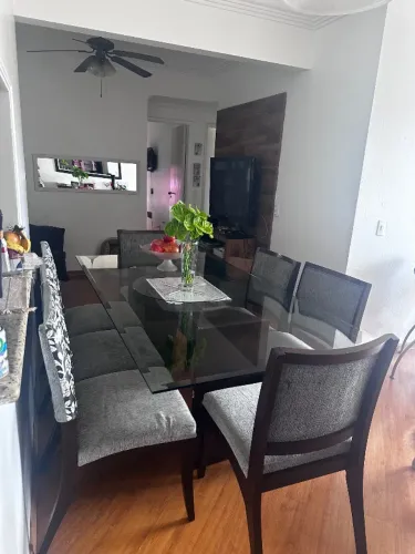 Mesa de vidro com 8 cadeiras