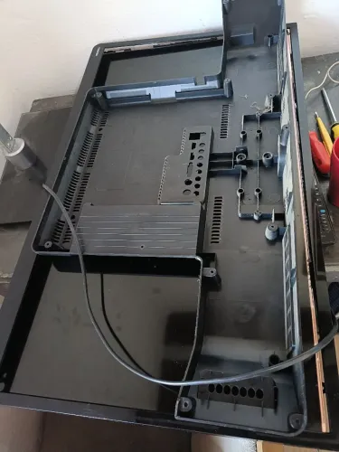 Televisão 32 polegadas Toshiba desmontada 