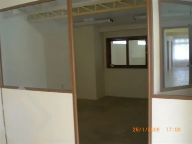 Escritório à venda no bairro Passo d'Areia com 88m² de área útil disponíveis.