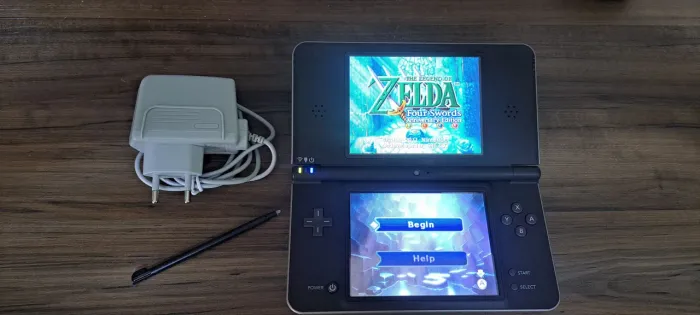 Nintendo DSI XL com Zelda Four Swords
