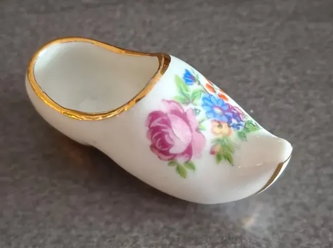 Miniatura de sapato holandês em porcelana Limoges