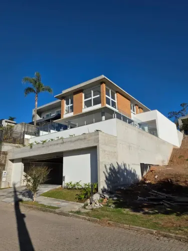 Casa de condomínio para venda tem 396 metros quadrados com 3 quartos