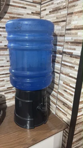 Galão de água vazio com filtro