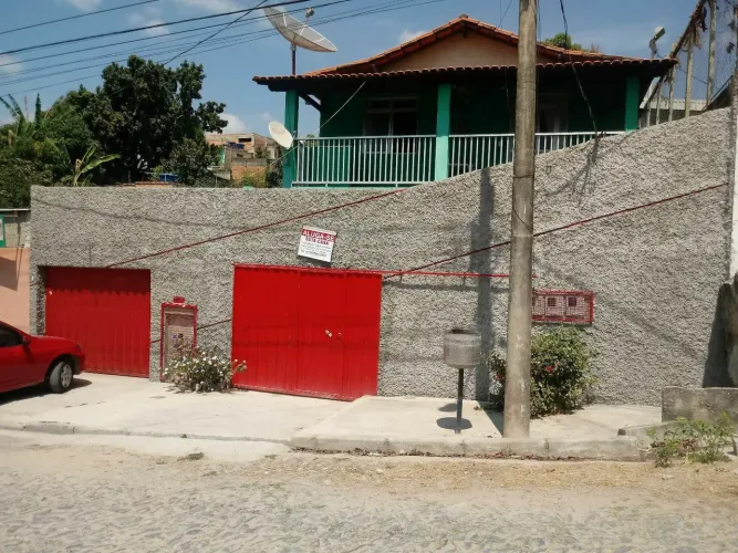 Vendo imóvel com três casas independentes.