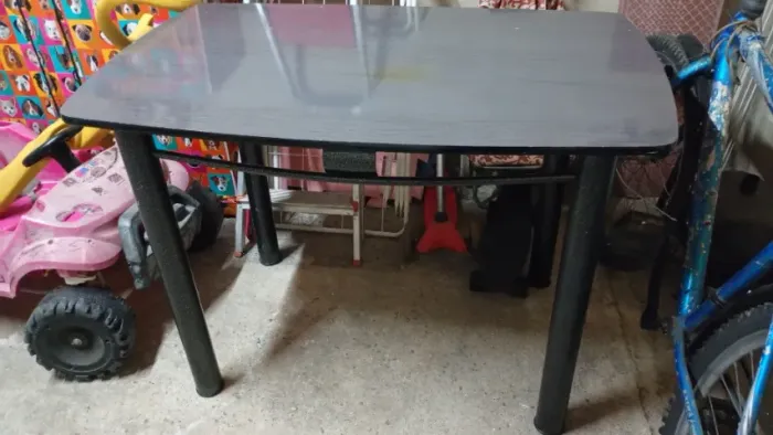 Mesa $100 ou troco por uma cadeira em perfeito estado.