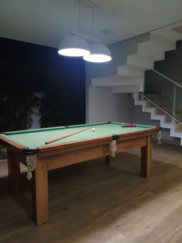Mesa de sinuca completa (jogo de bolas, 4 tacos e quadro marcador de pontos)