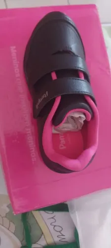 Um tênis Novo infantil menina.