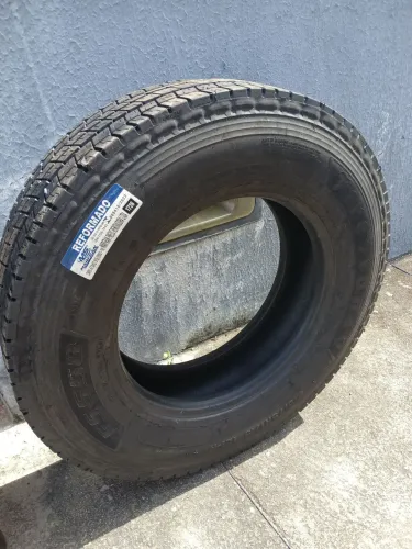 Pneu coberto 215/75 17.5 Caminhão