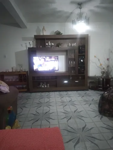 Estante com vidro, 500,00. Conservada