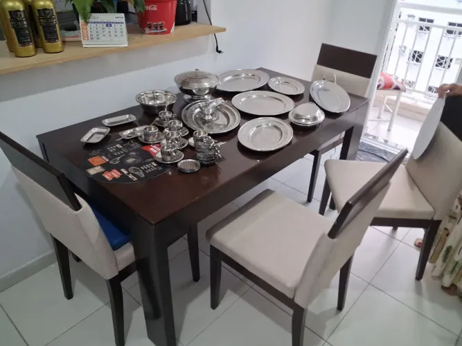 Mesa com 4 cadeiras 