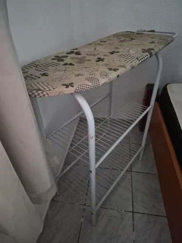 Vende-se mesa de passar roupas com grades que ajudam na organização de suas roupas