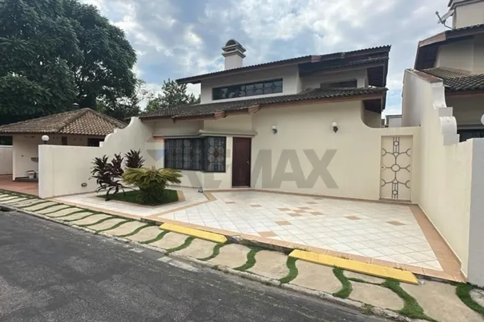 Casa de Excelente Padrão em condomínio para Locação com 3 suítes