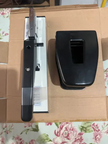Grampeador e perfurador grande