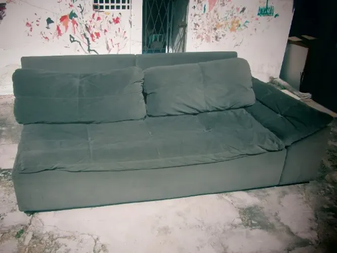 Sofá chaise modular 3 lugares, em suede cinza, ideal para reforma