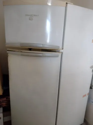Uma geladeira Brastemp