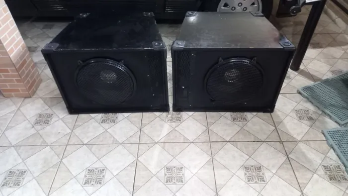 Caixas de som  400.00 par vazias falantes 15 pw3 250wts par 400.00orig trocas iluminação 