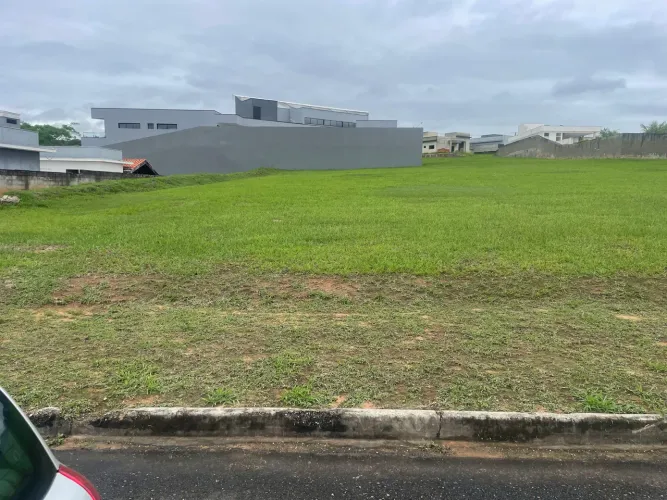 Terreno  no  Condomínio Village Ipanema II 