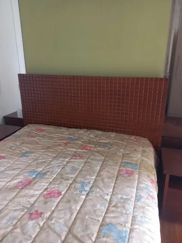Cama Queen e 2 criados mudos em madeira!