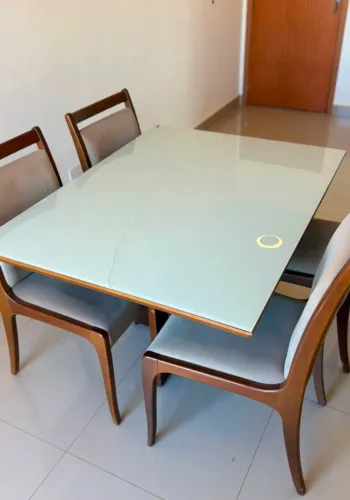 Vendo mesa e 4 cadeiras de madeira