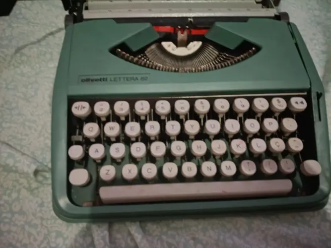 Vendo máquina de escrever/Datilografia Olivetti Lettera 82 Verde