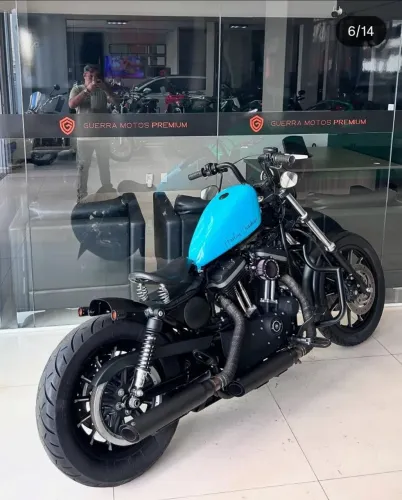 Harley 883 customizada por garagem autorizada pela marca.