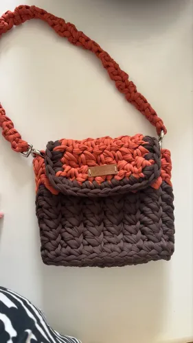 Bolsa artesanal em fio de malha