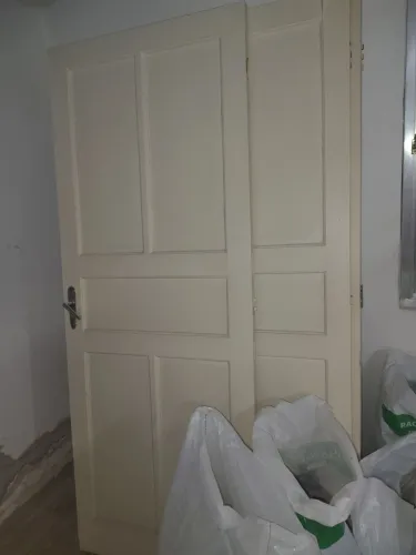 Vende-se 4 portas 3 de madeira e uma de vidro