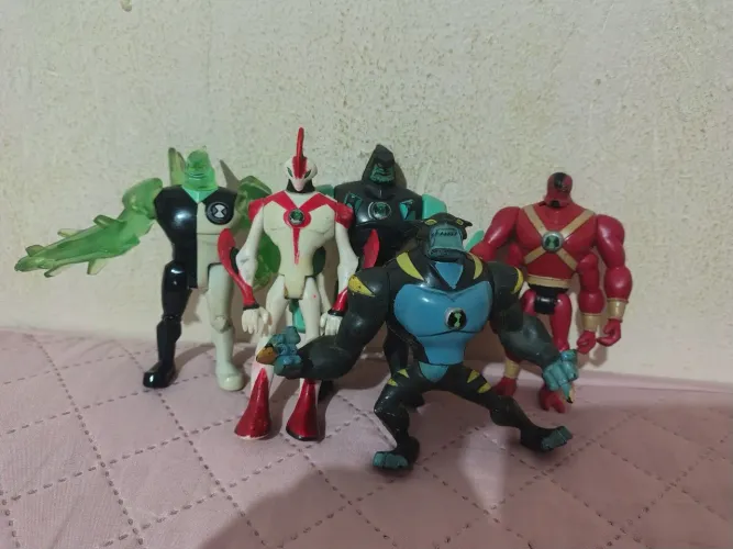 Lote boneco Ben 10 ler descrição 