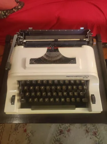 Máquina de Escrever Remington 22 Antiga - Teclado Português - Retrô/Decoração
