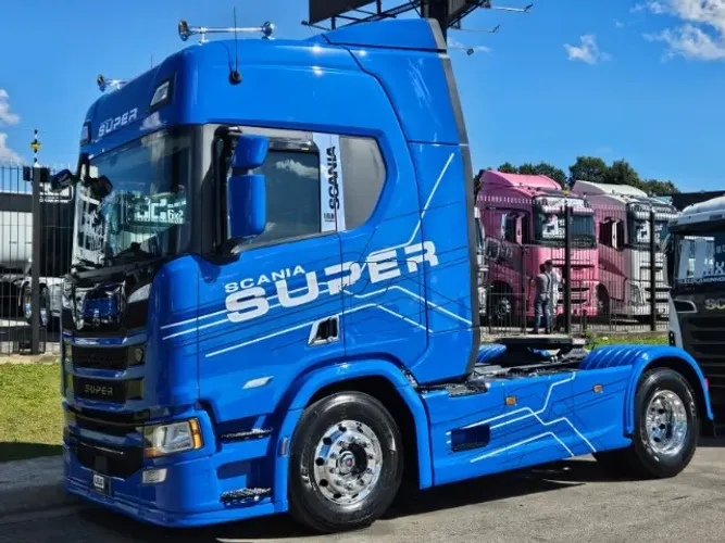 Scania R460 SUPER 4x2 Ano 24 Automático Geladeira Farol de teto carenagem lateral