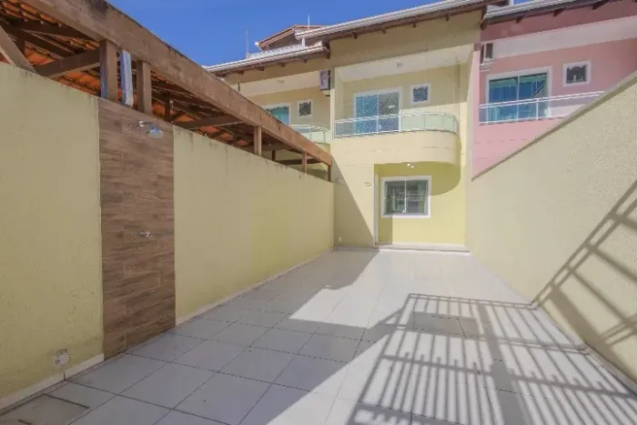 Casa - sobrado em Balneário Camboriú - 3 dorm (1 suite), 2 vagas, 112m2 de área privativa.